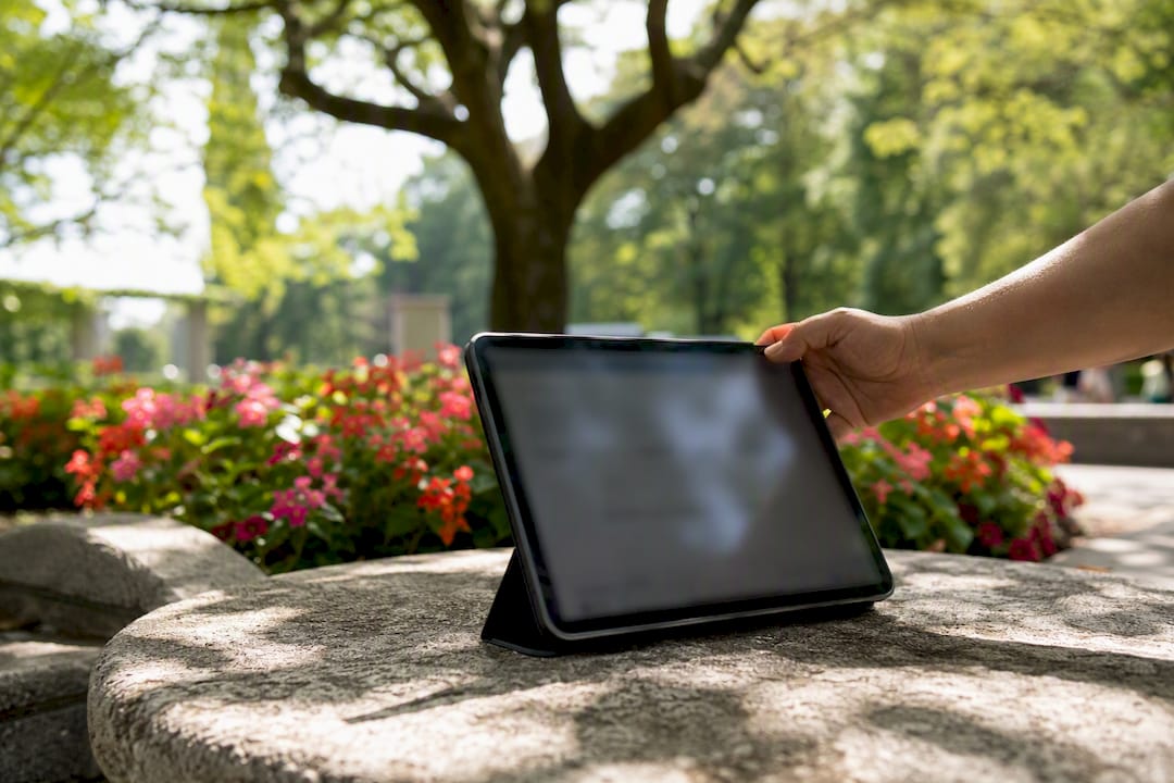 Tablette équipée d’un système de réservation en extérieur